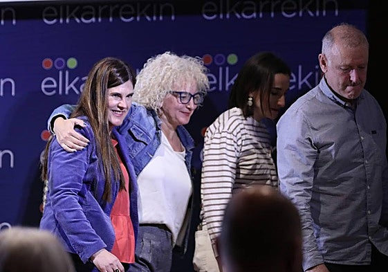 Miren Gorrotxategi abandona Itasmuseum sin hacer declaraciones sobre la debacle electoral.