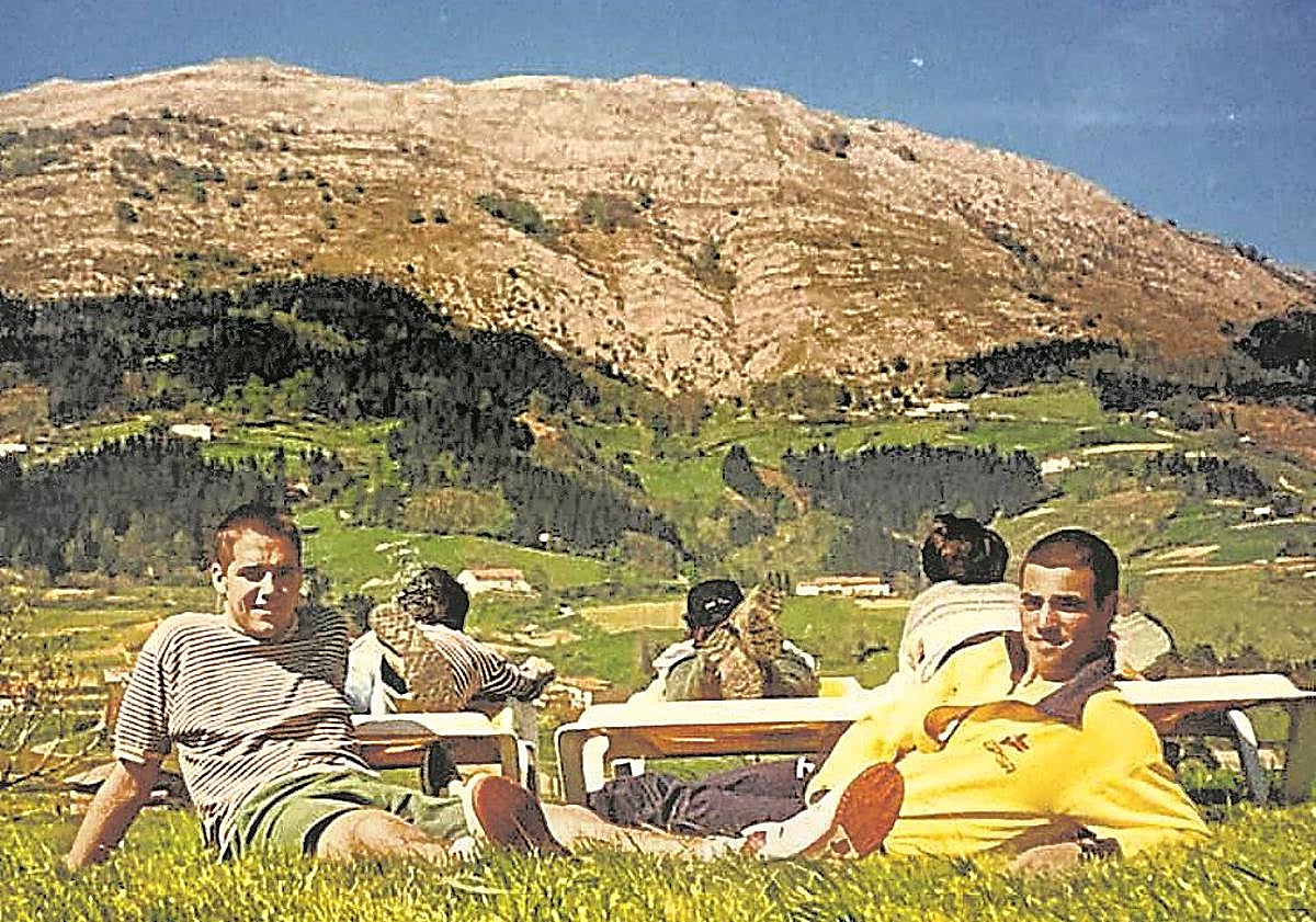 Imagen principal - Pradales e le ve en el monte; en San Sebastián, donde trabajó como profesor e investigador en Deusto; y disfrazado de Freddie Mercury en los pasados carnavales.