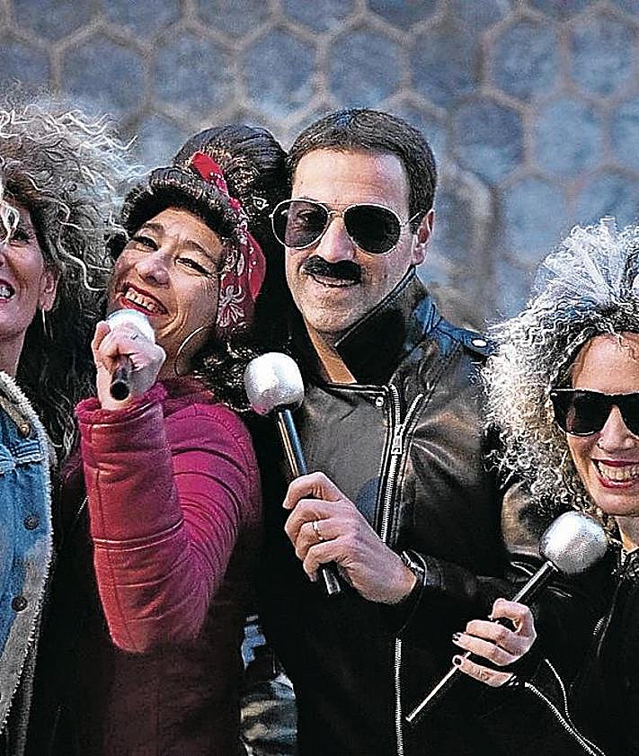 Imagen secundaria 2 - Pradales e le ve en el monte; en San Sebastián, donde trabajó como profesor e investigador en Deusto; y disfrazado de Freddie Mercury en los pasados carnavales.