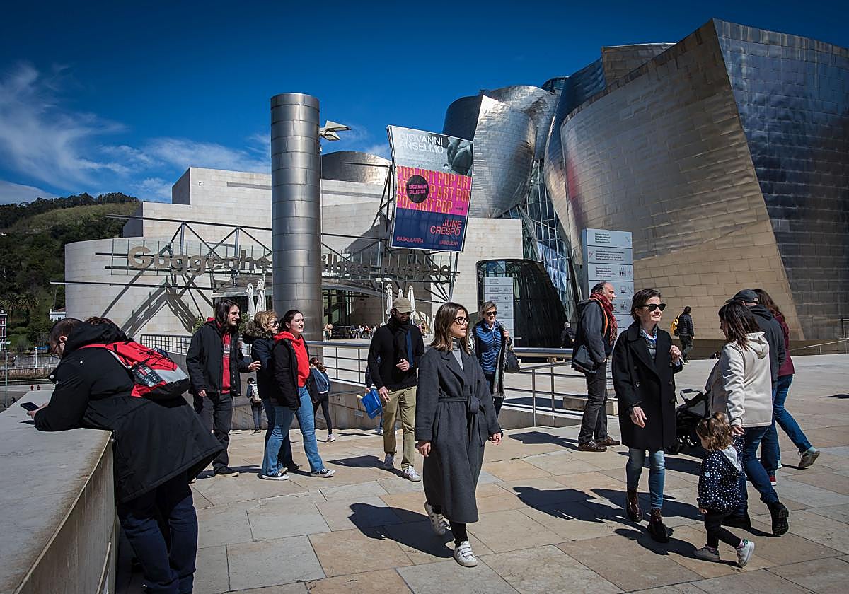 Turistas en Semana Santa en Bilbao.