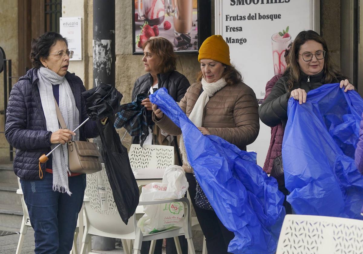 Una vitoriana abrigada durante su paseo matutino.