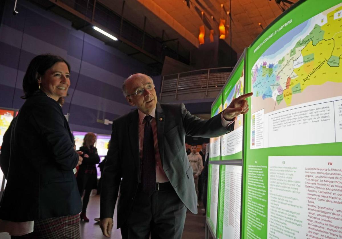 La alcaldesa de Durango, Mireia Elkoroiribe y el presidente de Euskaltzaindia, Andrés Urrutia, observan unos paneles de la exposición.