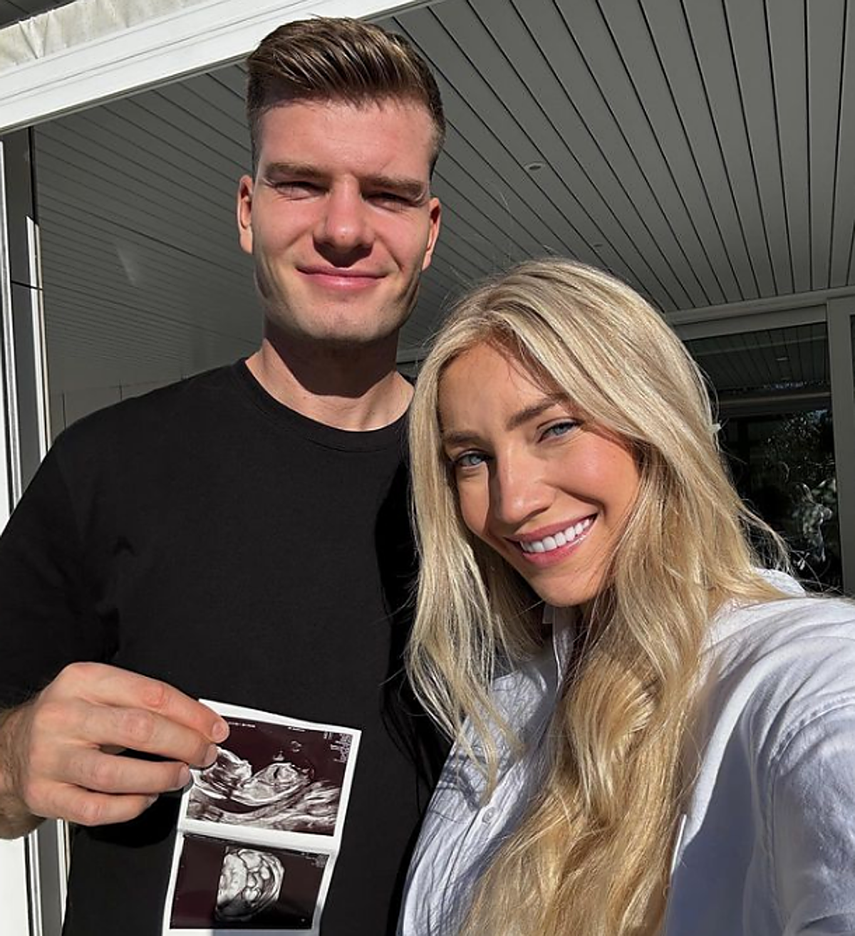 El delantero del Villarreal con su pareja, Lena Selnes, el día en el que hicieron oficial que esperaban su primer hijo