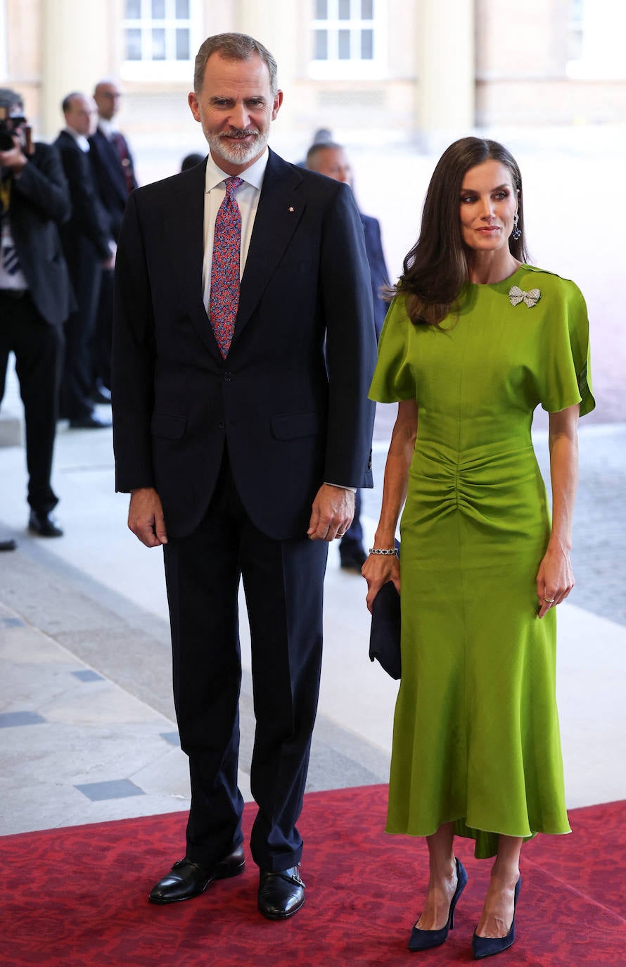 El rey Felipe VI y la reina Letizia en la recepción previa a la coronación de Carlos III en el Palacio de Buckingham.