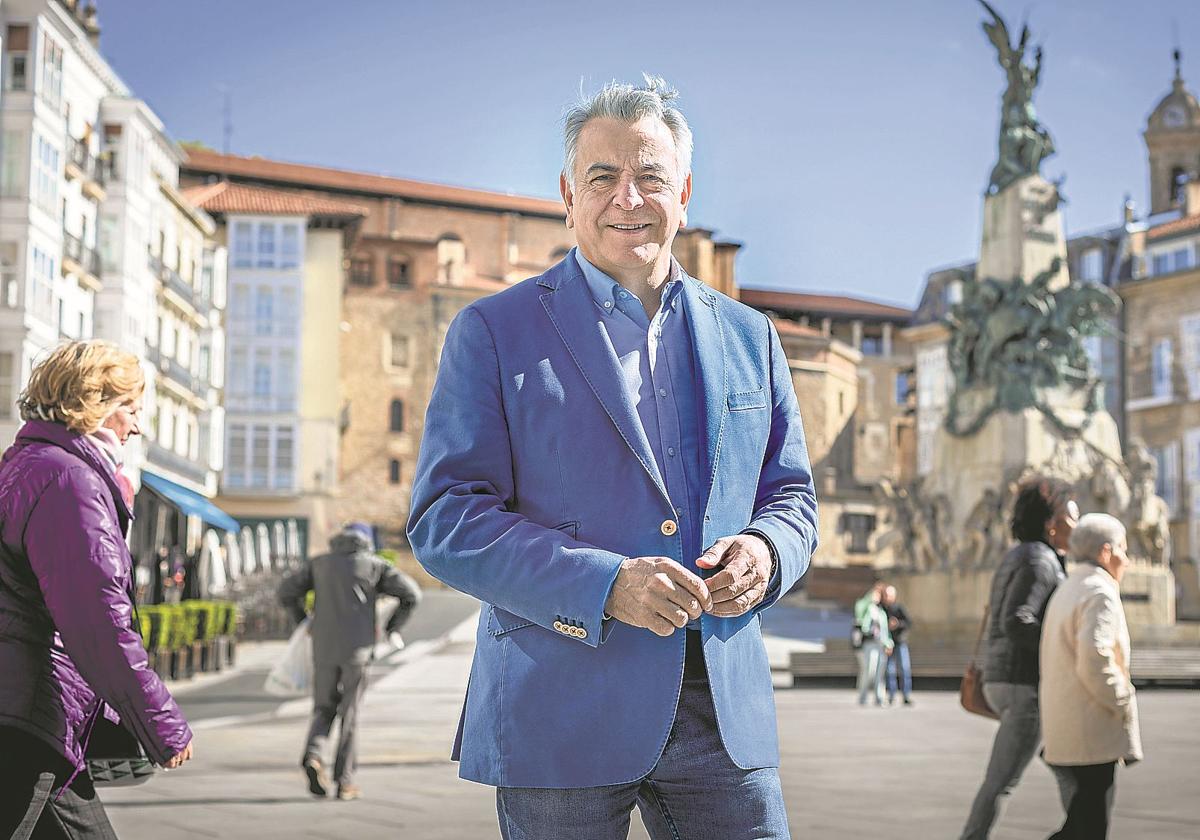 El presidente del PP vasco, Javier de Andrés, ayer en la plaza de la Virgen Blanca de Vitoria.