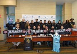 Miembros del HGB Ausarta Barakaldo junto a representantes institucionales en el Hotel Puerta de Bilbao.