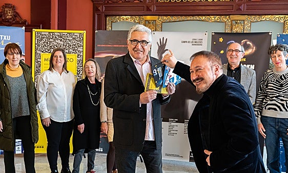 Justo Ezenarro, subdirector de Cultura, y David Blanco, mago, durante la presentación del programa de actividades de primavera.