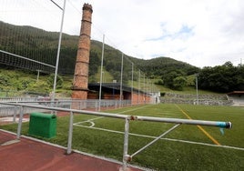 El campo de fútbol es una de las obras bajo sospecha.