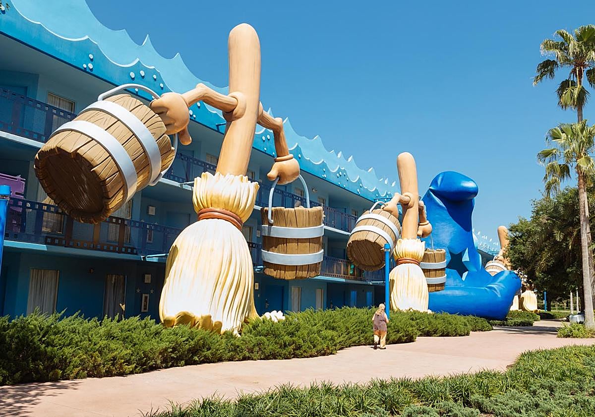 Imagen principal - Arnau Rovira contempla con sarcasmo los parques Disney, Alejandra Carles-Tolra retrata a las fans de Jane Austen y Luisa Dörr fotografía a las skaters de Cochabamba.