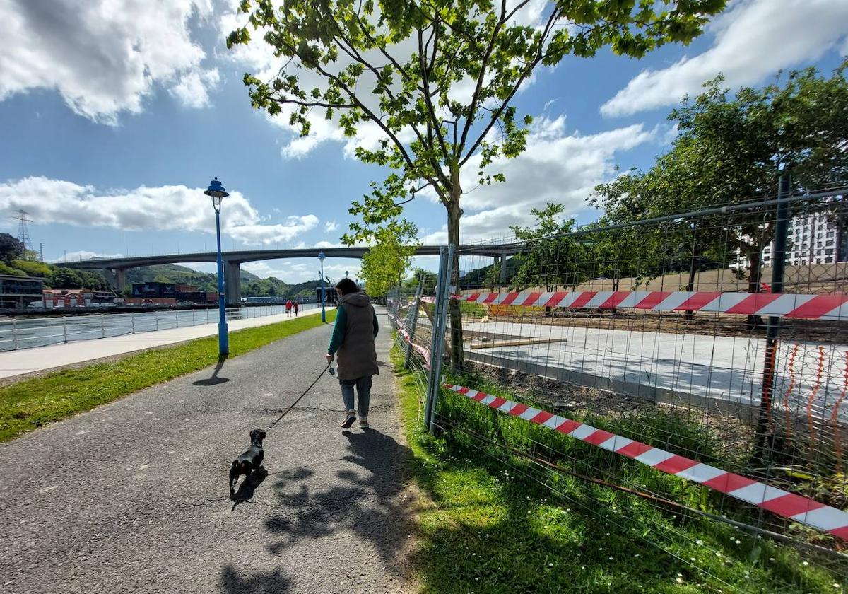 A la derecha, tras las vallas metálicas, la pista de hormigón por la que discurrirá de manera temporal el paseo en terrenos del parque.