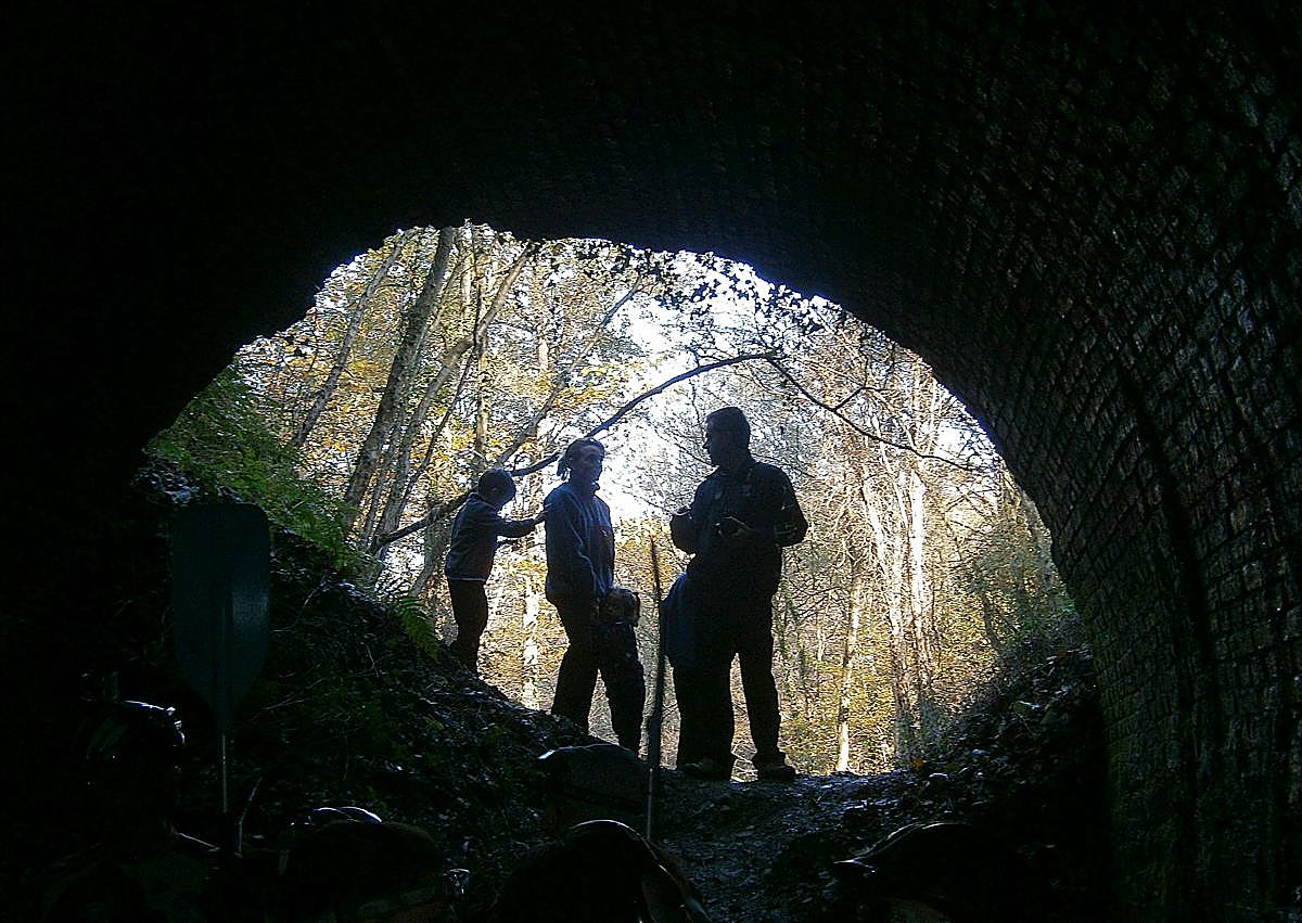 Imagen secundaria 1 - El túnel abandonado hace 130 años que reabrirá para unir Bilbao y Derio a pie y en bicicleta