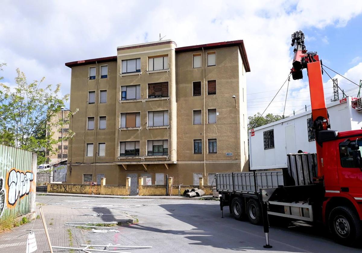 Imagen del momento en el que se instalaba delante del edificio una caseta de obra.