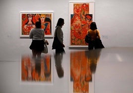 Visitantes ante la obra de la artista suiza Aloise.