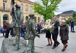 Ofreda floral que ha tenido lugar este mediodía frente a la escultura dedicada a los gudaris en Gernika.