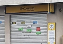 La oficina de Correos en el barrio de Lamiako lleva nueve meses cerrada.