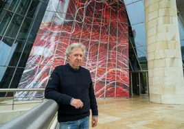 Darío Urzay, frente a la instalación de su obra en el museo.