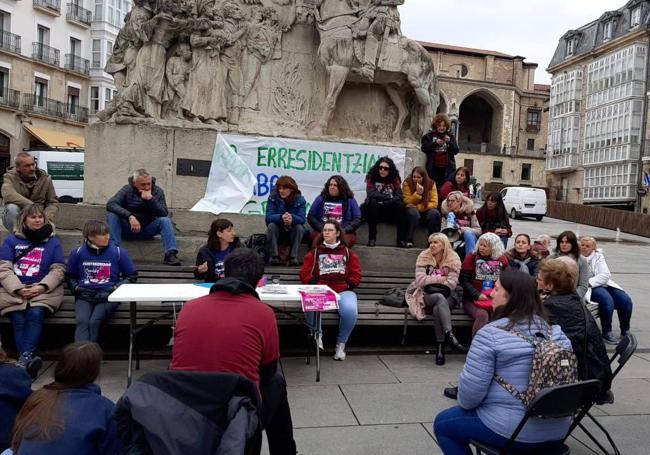 Mesa redonda organizada esta mañana en la plaza de la Virgen Blanca