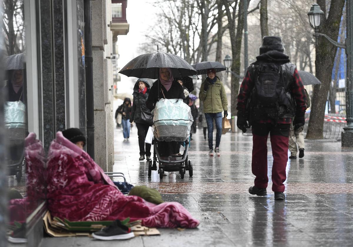 Una persona sin techo en la Gran Vía de Bilbao.