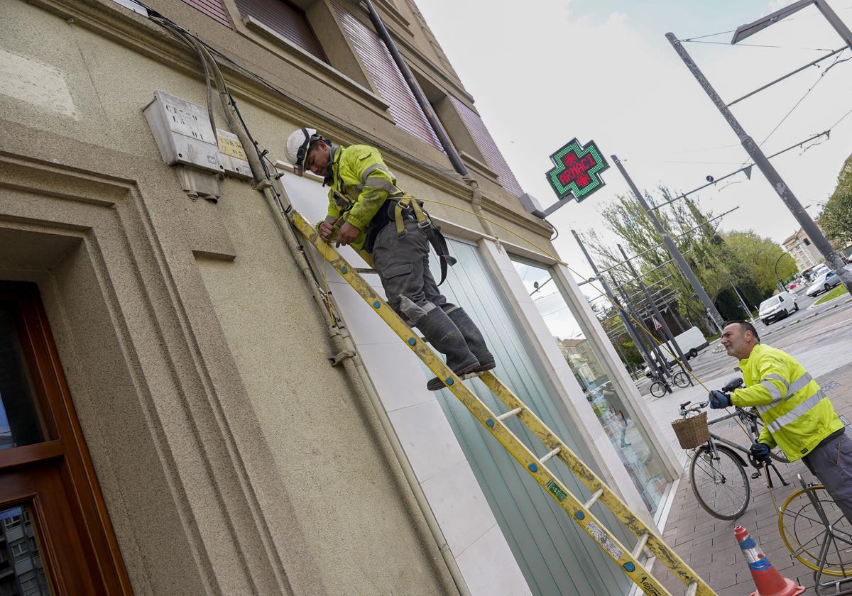 Operarios de Digi trabajan sobre un edificio, en este caso en Sancho el Sabio