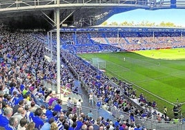 Imagen de la grada de Cervantes repleta durante un encuentro del Deportivo Alavés.