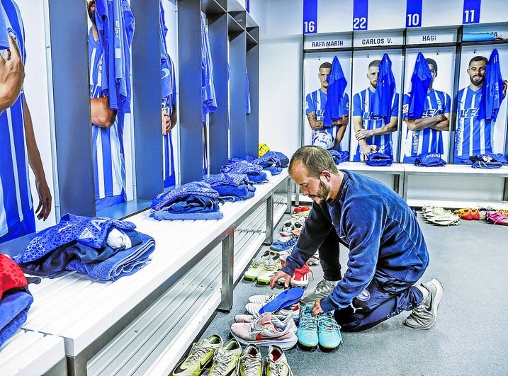 Todo está perfectamente planificado antes de cada partido. Los utilleros preparan las botas, camisetas y detalles de cada jugador. Estos llegan a la caseta desde un largo túnel que conecta el garaje con las profundidades de Mendizorroza. Los colores albiazules están muy presentes, desde la sala de prensa al pasillo que lleva a los futbolistas al terreno de juego.