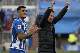 Luis García alza los brazos junto a Benavídez tras ganar al Atlético.