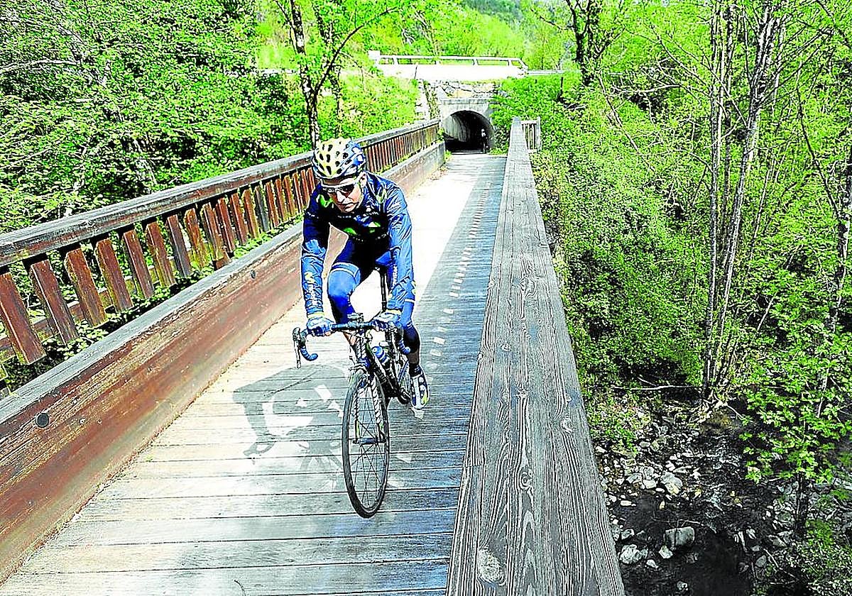 Un ciclista atraviesa uno de los puentes de la Vía Verde de los Montes de Hierro, que enlaza Gallarta con Sopuerta.