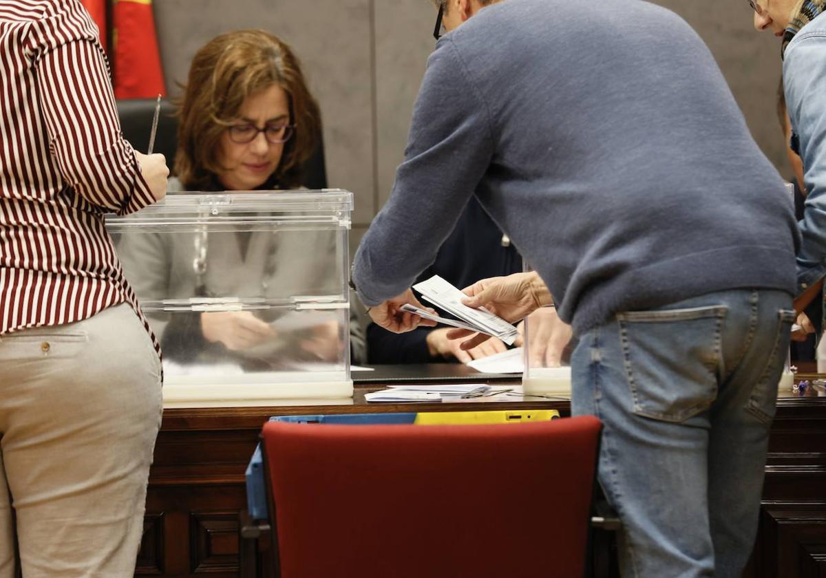 El recuento del voto en el extranjero no modifica el resultado del 21-A