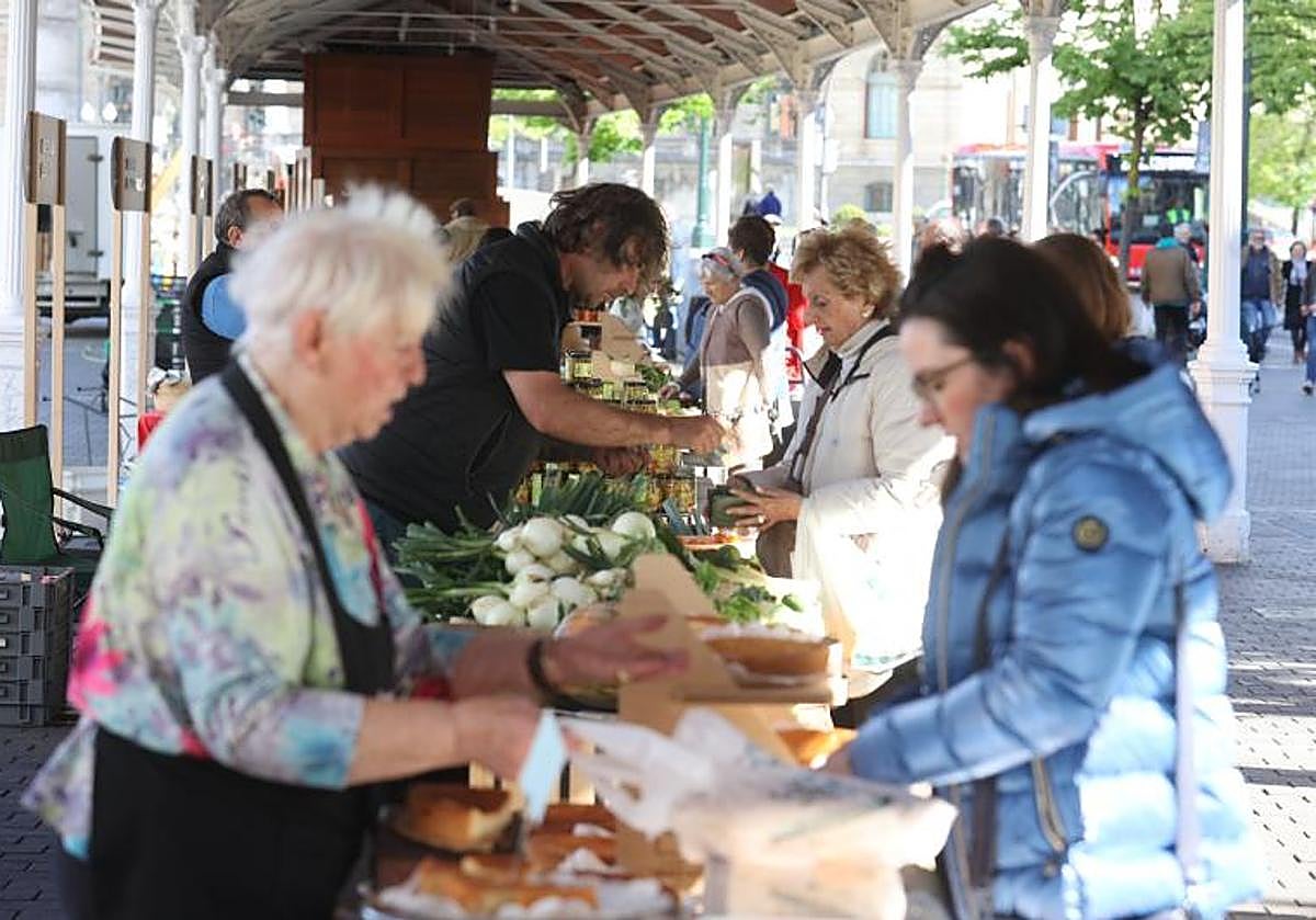 Imagen principal - El buen tiempo anima las ventas y el ambiente en el nuevo mercado de El Arenal