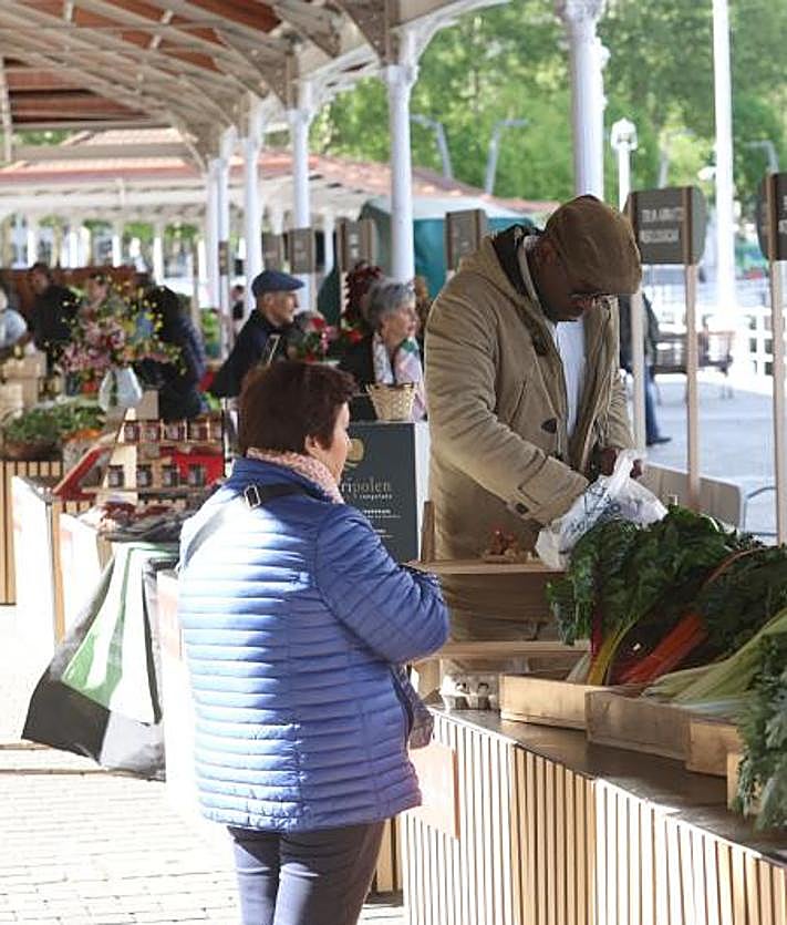 Imagen secundaria 2 - El buen tiempo anima las ventas y el ambiente en el nuevo mercado de El Arenal