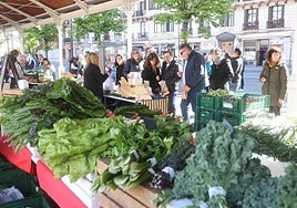 El buen tiempo anima las ventas y el ambiente en el nuevo mercado de El Arenal