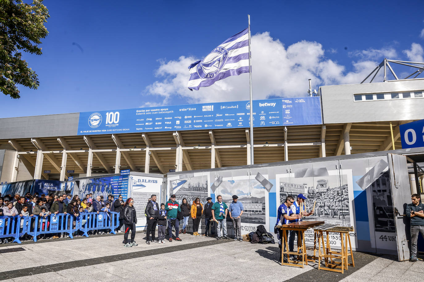 El alavesismo celebra el centenario de Mendizorroza