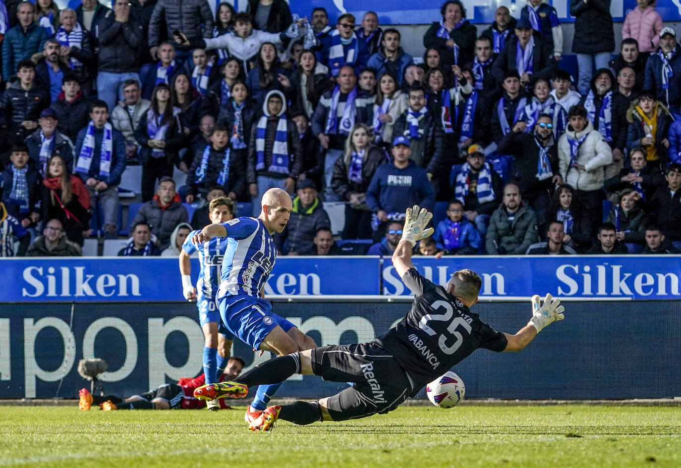 Guridi bate a Guaita en el segundo gol albiazul.