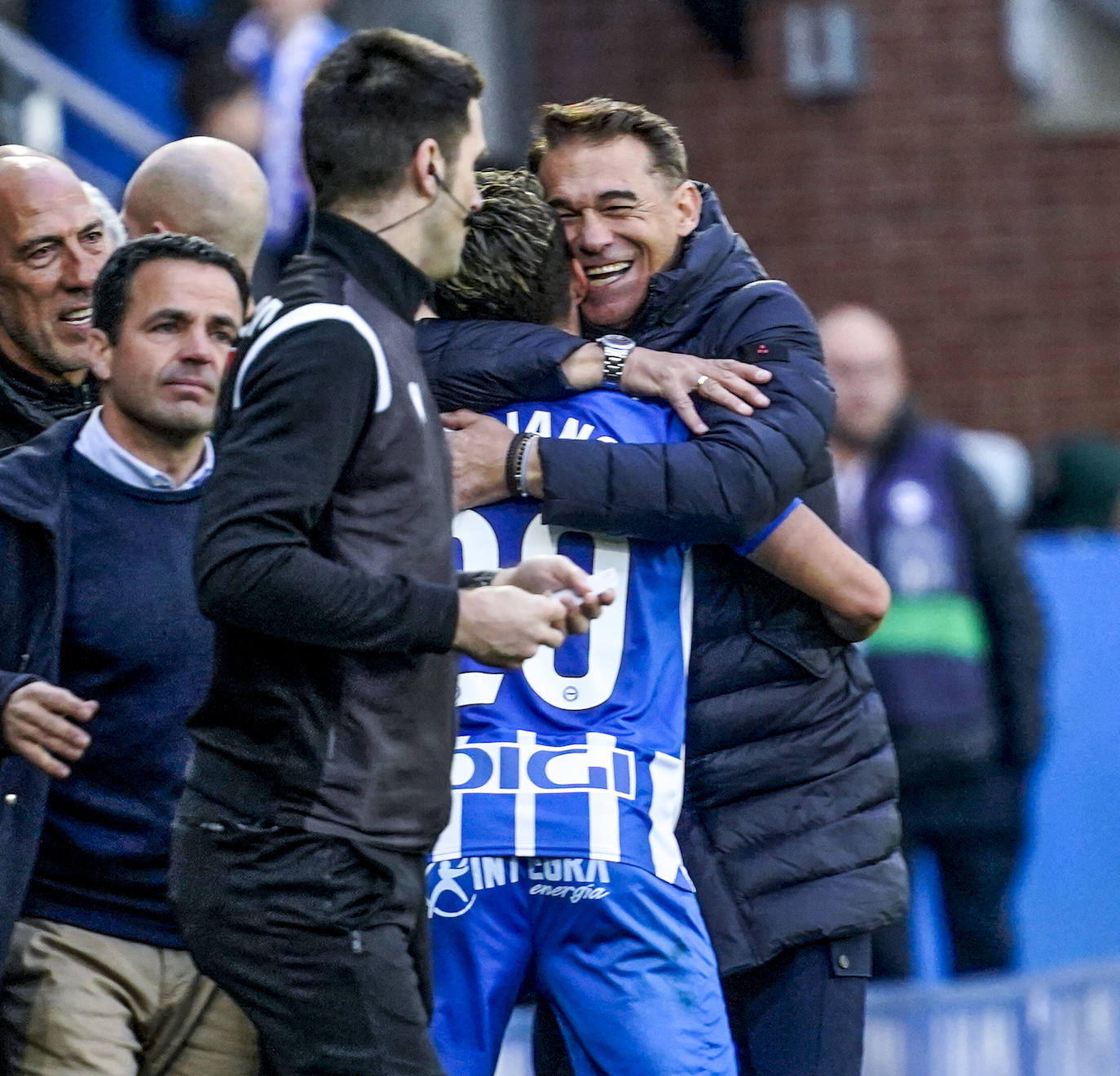 Luis García se abraza con Giuliano.