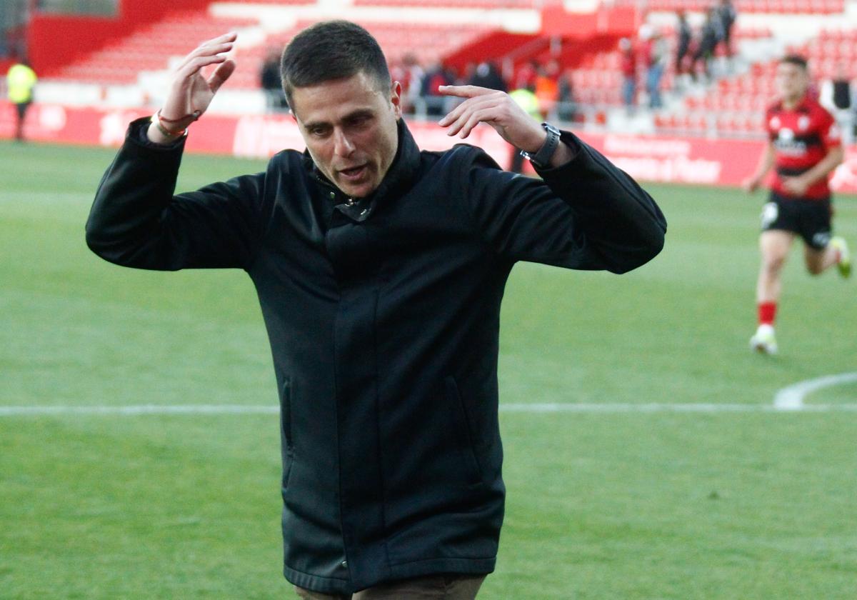 El técnico rojillo, tras ganar el último partido y recibir los ánimos desde el fondo de animación.