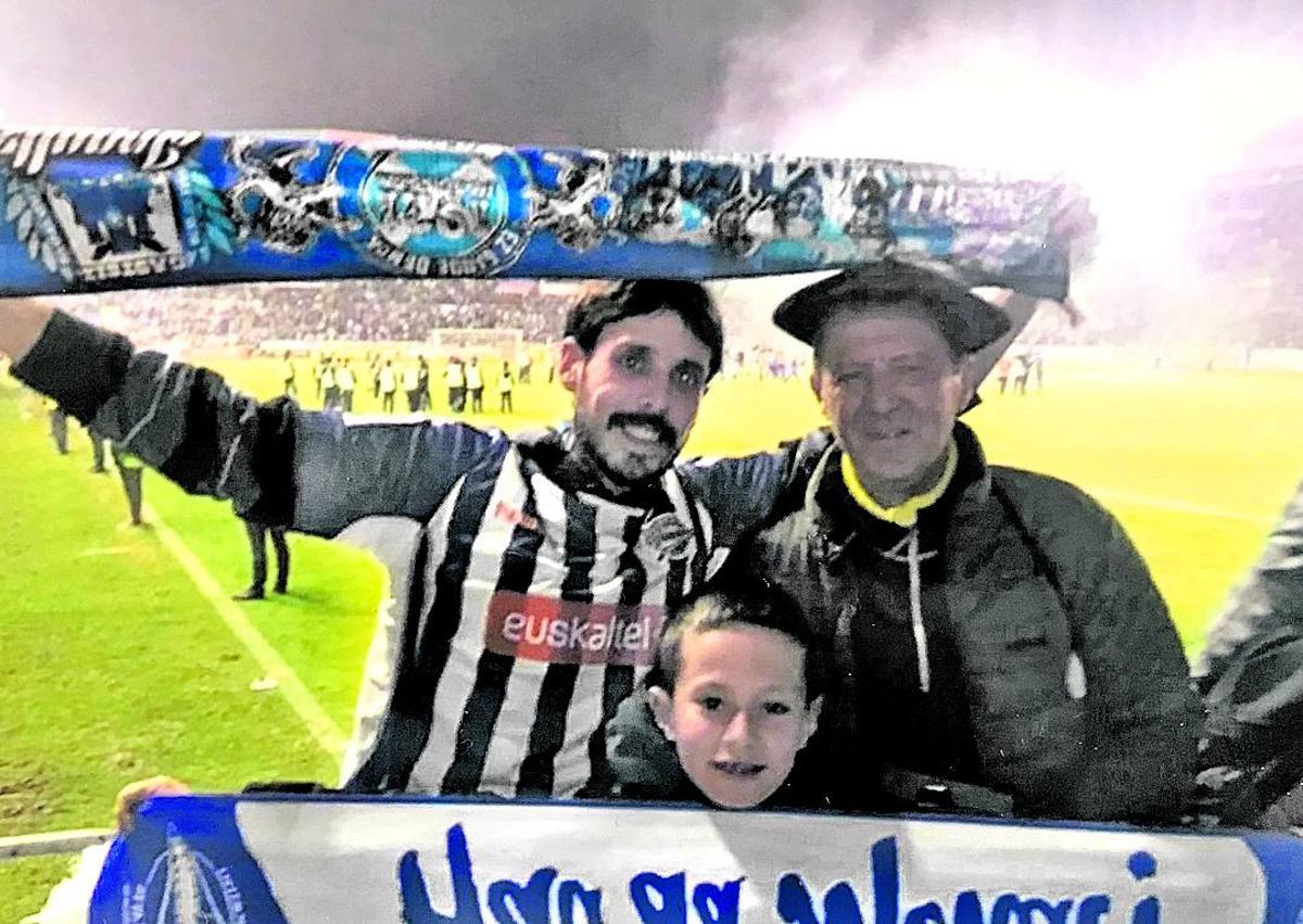 Imagen secundaria 1 - Urtzi con el exjugador Raúl Gañán. Debajo, los tres celebran el ascenso a Primera en 2016. En blanco y negro, Gotzon, que contaba con diez años, en 'La General' a finales de los 60. 