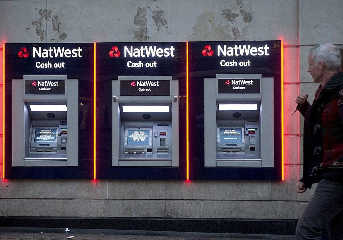 Sacar dinero de un cajero fuera de la Zona Euro es la operación con tarjeta que conlleva más comisiones.