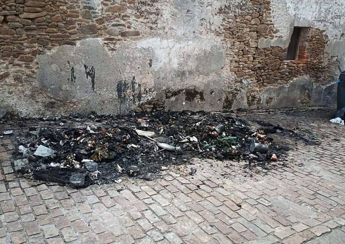 Imagen secundaria 1 - Aspecto que presentaban las zonas afectadas tras la intervención de los bomberos.