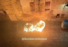 Imagen de uno de los incendios provocados esta madrugada em Balmaseda.