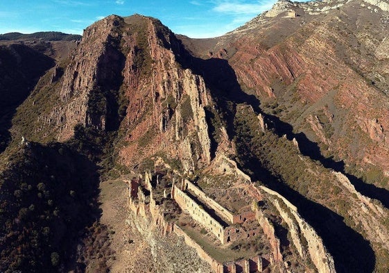 Las impresionantes ruinas del Monasterio de San Prudencio se encuentran en el agreste paraje de Monte Laturde, en el municipio riojano de El Clavijo.