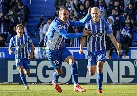Kike García celebra con Guridi el gol del azpeitiarra ante el Celta.