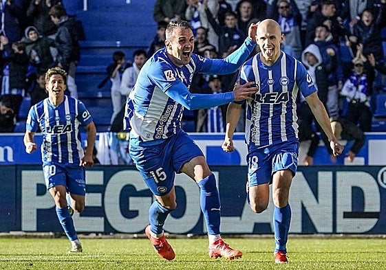 Kike García celebra con Guridi el gol del azpeitiarra ante el Celta.