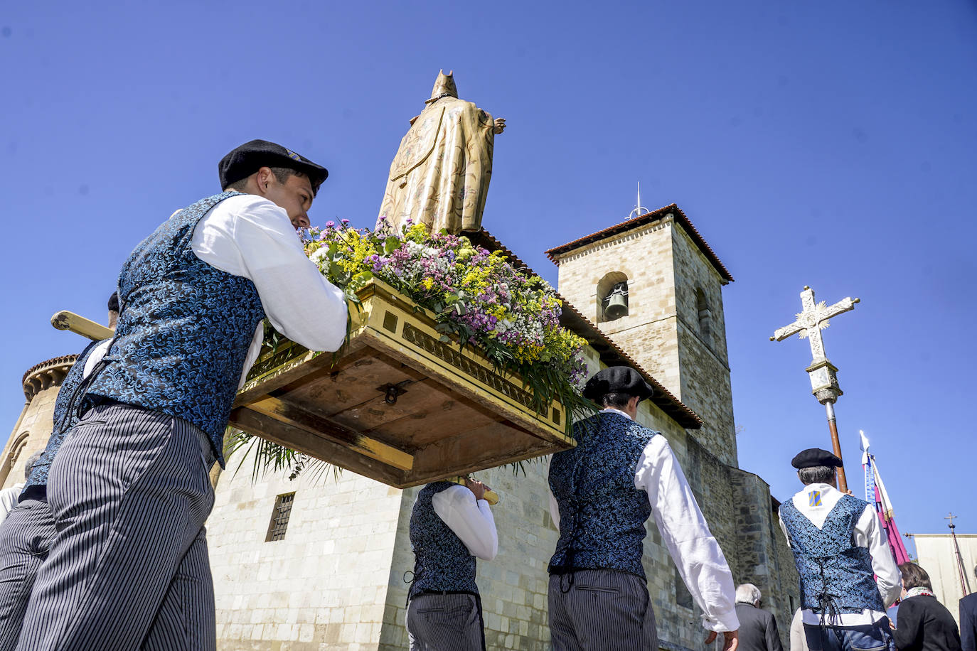 Los alaveses celebran el día de San Prudencio en las campas de Armentia