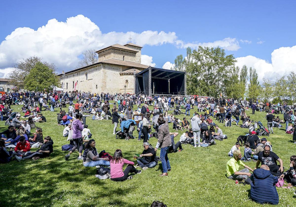 Los alaveses celebran el día de San Prudencio en las campas de Armentia