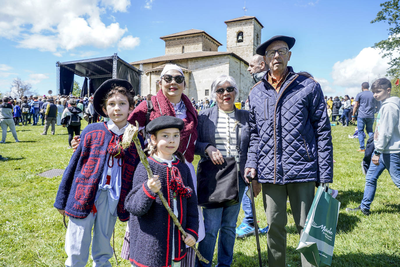 Los alaveses celebran el día de San Prudencio en las campas de Armentia