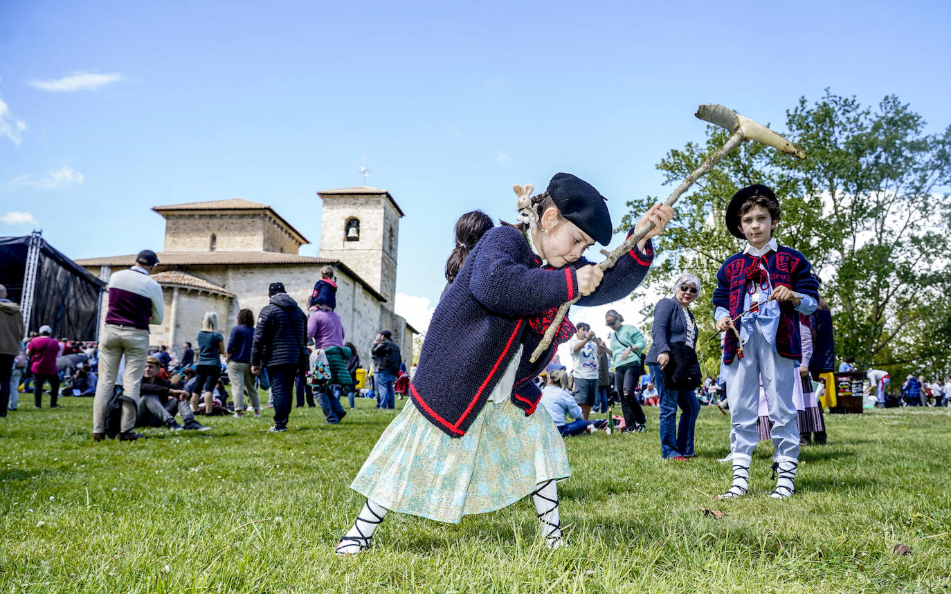 Los alaveses celebran el día de San Prudencio en las campas de Armentia