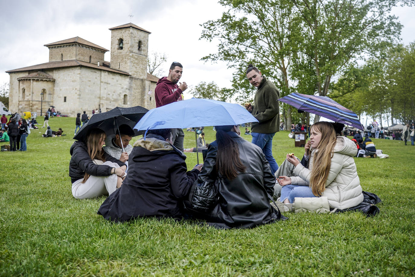 Los alaveses celebran el día de San Prudencio en las campas de Armentia