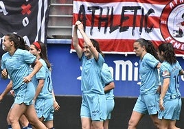 La jugadoras rojiblancas celebran uno de los goles en Ipurua.