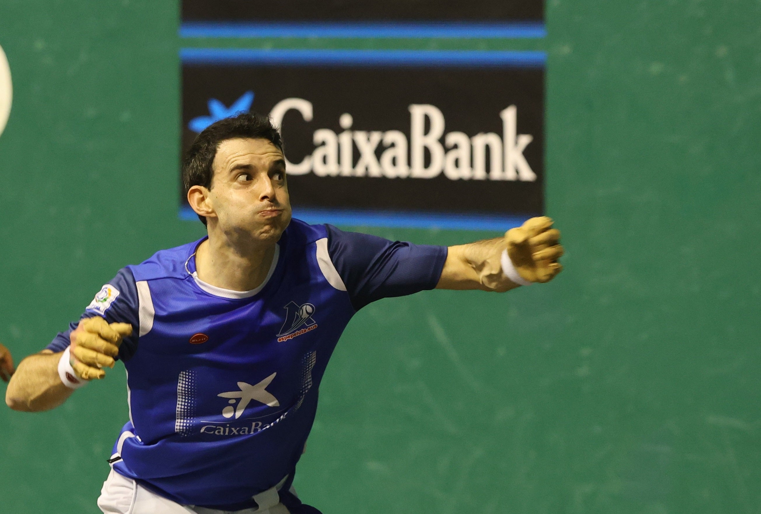 Altuna III sigue la trayectoria de una pelota tras golpearla con la zurda.