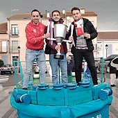 Una réplica de la gabarra triunfa por las calles de un pequeño pueblo de Segovia